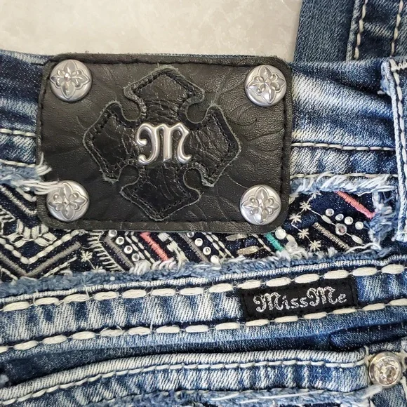 Women's Miss Me Crop Blue Jeans - Picture 5 of 11